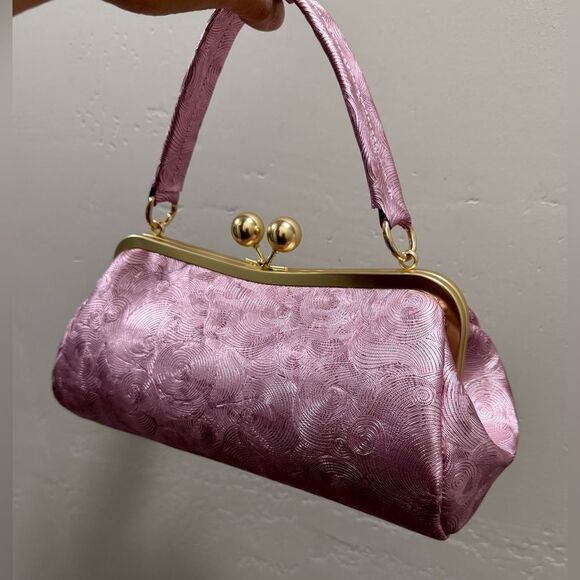 Metallic Fuchsia Cowhide Leather Spiral Embossed Kisslock Baguette Bag/Crossbody - Picture 7 of 12